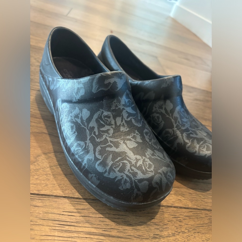 CROCS Nerua Pro II nursing clogs
